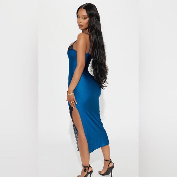 Elegant Blue Sleeveless Dress - Picture 2 of 3